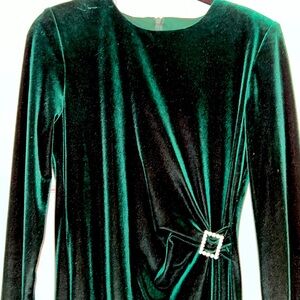 NWT. Emerald green velvet evening gown. Size 6 w/ rhinestone clip at waist